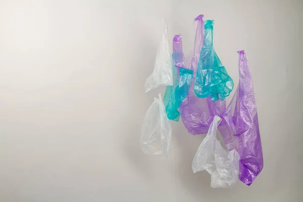 Ensemble Sacs Plastique Colorés Suspendus Avec Espace Copie Isolé Sur — Photo