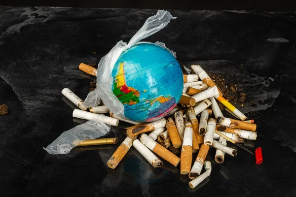 Feche Globo Mundial Com Pilhas Cigarros Conceito Poluição Ambiental — Fotografia de Stock