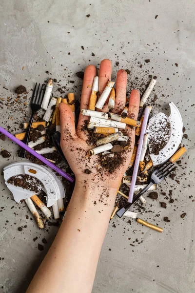 Hand Holding Pile Cigarettes Dirt Concept Enviroment Pollution — Stock Photo, Image