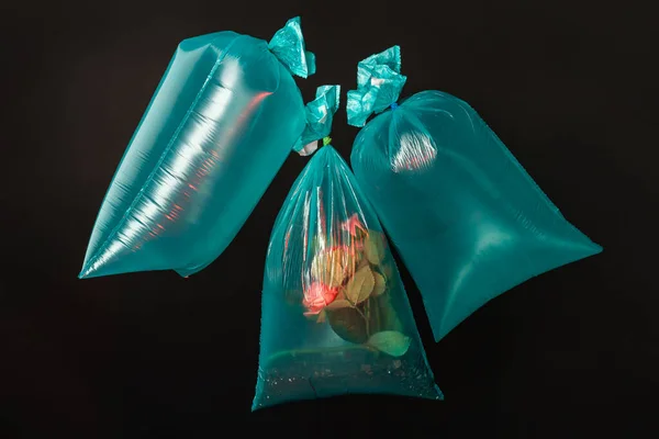 Tre Sacchetti Plastica Pieni Acqua Fiori Isolato Sfondo Nero — Foto Stock