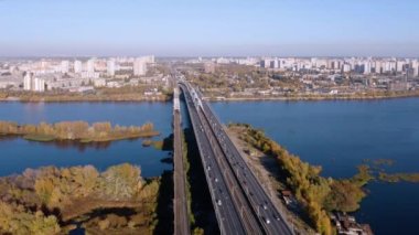 Yeni Darnytskyi köprüsü olan Kiev şehri manzarası. Havadan üst görünüm.