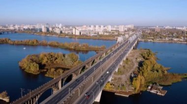 Otoyol köprüsü olan şehir manzaralı bir hava aracı. Şehir altyapısı ve iş konsepti.