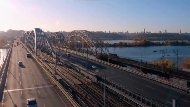 Εναέρια Άποψη Της Κυκλοφορίας Αυτοκινήτων Στην Εθνική Οδό Γέφυρα Σιδηρόδρομοι — Αρχείο Βίντεο