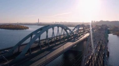 Araba trafiğiyle köprü manzarası. Parlak gün ışığı.