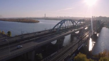 Kyiv, Ukrayna - 16.10.2019: Araç trafiği ve demiryolları ile nehir köprüsü. Kyiv şehir altyapısı.