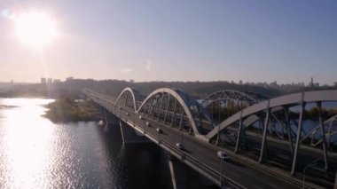 Nehrin üzerindeki köprünün hava manzarası ve ılımlı araba trafiği. Kiev şehir altyapısı.