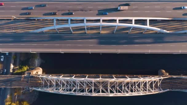 橋の上の空中ビュートラフィックをトップダウン 適度な車の交通 ニューダーニツキー橋 — ストック動画
