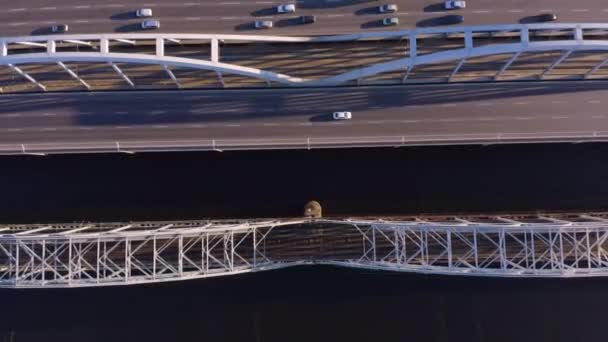 車のトラフィックと高速道路の橋の空中トップダウンビュー 速度の速い動き — ストック動画