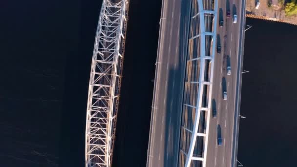 Aereo Drone Vista Dall Alto Autostrada Ferrovie Ponte Sul Fiume — Video Stock