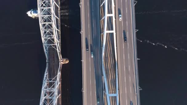 Flygfoto Över Bron Över Floden Med Biltrafik Motorväg Och Järnväg — Stockvideo