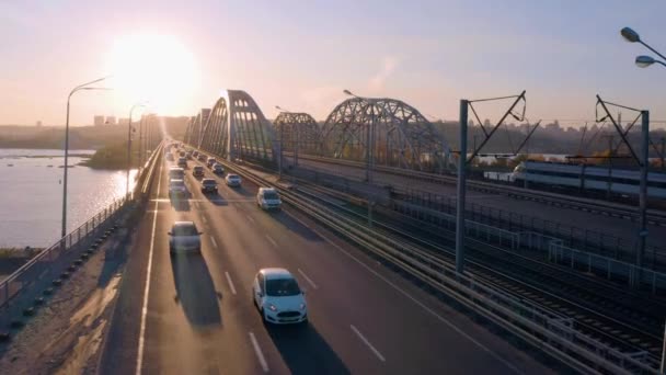 橋の高速道路の負荷上の車の交通 明るい夕日の空 — ストック動画