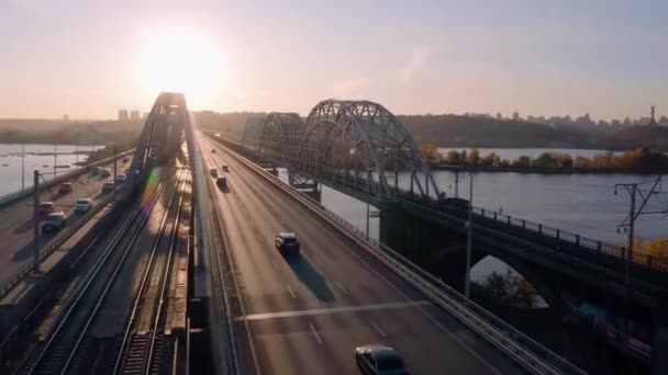 Αεροφωτογραφία Οδικής Γέφυρας Αυτοκίνητα Και Σιδηροδρόμους Φωτεινό Φως Ηλιοβασίλεμα Βράδυ — Αρχείο Βίντεο