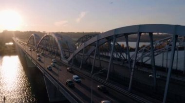 Köprü otoyolu raodunda araba trafiği. Parlak güneş ışığı yansıması.