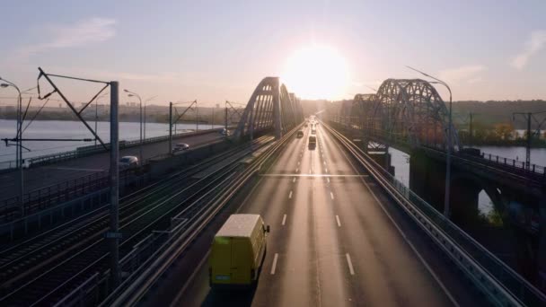 Kilátás Autóforgalomra Hídfőúton Fényes Esti Napfény Tükröződik Úton Kis Gépjármű — Stock videók