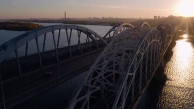 Kiev 'deki Yeni Darnytskyi Köprüsü' nün yakın çekim kemeri. Araba trafiğiyle köprü.