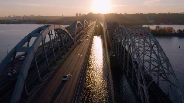Letecký Výhled Městský Most Přes Řeku Večerní Západ Slunce Odrážející — Stock video