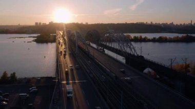 Köprü reklam günbatımı ışıklarıyla şehir manzarası. Hava perspektifi görünümü.