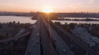 Nehir üzerindeki şehir köprüsünün havadan bakış açısı. Kiev 'deki Dinyeper Nehri üzerindeki Yeni Darnytskyi köprüsü.
