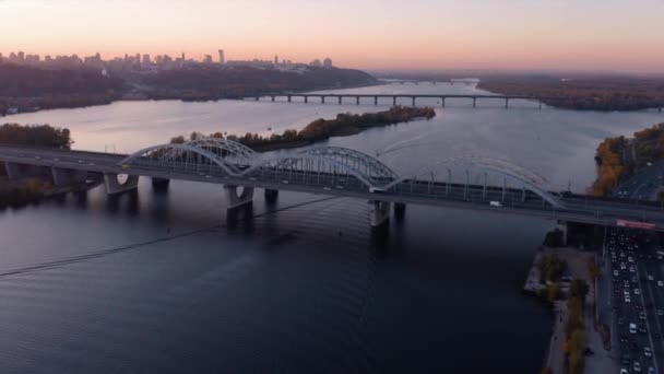 Soirée Urbaine Kiev Paysage Urbain Avec Des Ponts Sur Rivière — Video