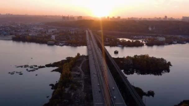 Luftaufnahme Der Stadtbrücke Über Den Fluss Abendliches Sonnenuntergangslicht — Stockvideo