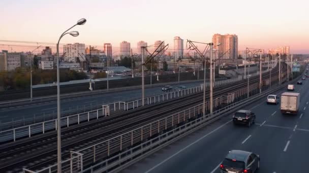 鉄道線と一緒に車のトラフィックを高速道路 夕日の光 — ストック動画