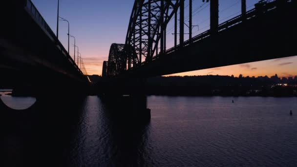 Widok Dołu Dwóch Mostów Podczas Zachodu Słońca Niebie Cienie Powierzchni — Wideo stockowe