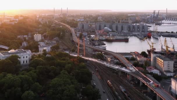 オデッサの海港インフラストラクチャと夕方の夕日の空中ビュー 都市景観 — ストック動画