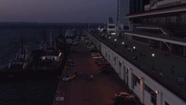 夜間の海上港でのクルーズ船や車 ウクライナのオデッサで停電 夕暮れの空 — ストック動画
