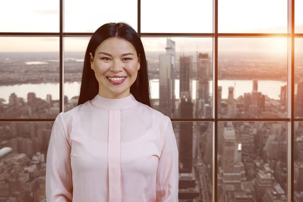 Young Asian Businesswoman Standing Windows Background Cityscape Evening Sunshine — Stok fotoğraf