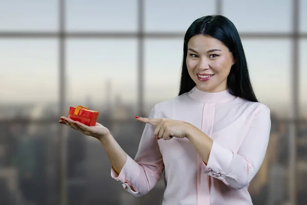 Portrait Young Asian Businesswoman Holding Gift Box Pointing Checkered Windows — Foto Stock