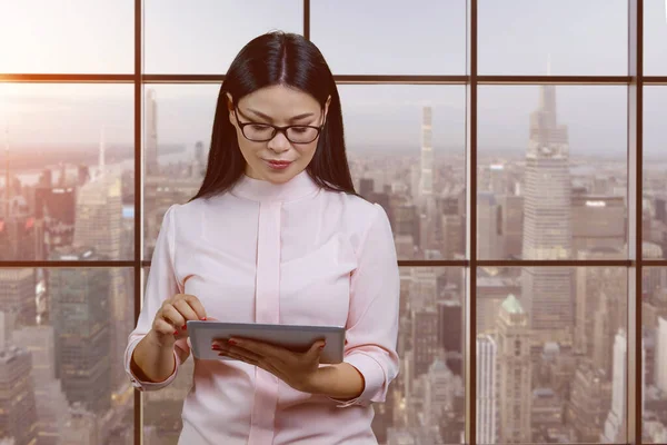 Young Smart Asian Businesswoman Using Tablet Office Windows Big City — Stok fotoğraf