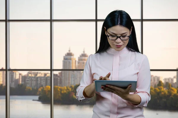 Young Asian Businesswoman Glasses Using Tablet Office Windows Big City — Stock Photo, Image