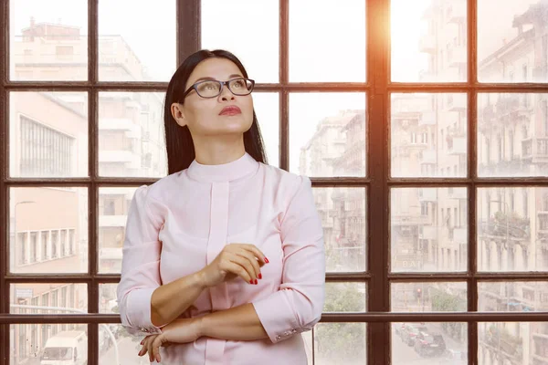 Young Asian Businesswoman Indoors Looking Checkered Windows Cityscape View Evening — Stok fotoğraf