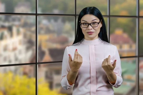 Porträtt Ung Förvånad Asiatisk Kvinna Gestikulerar Med Händerna Kontrollerade Fönster — Stockfoto