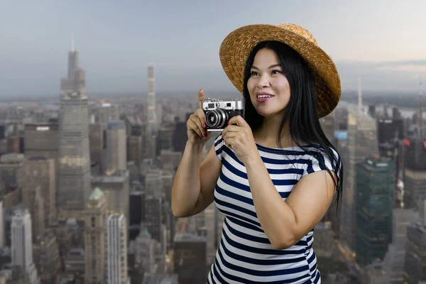快乐的年轻观光客韩国女人用老式相机拍照片 大都市景观背景 — 图库照片
