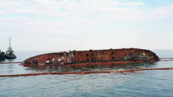 在浅水中破碎的生锈的油轮 撞船后沉没的船 — 图库视频影像