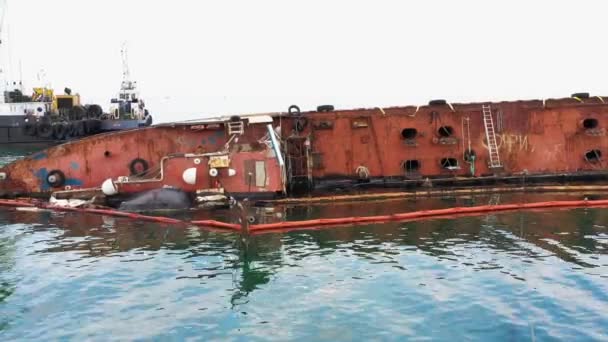 Odesa ウクライナ 2020 浅い水の上に端に横たわっている壊れた錆びた油タンカー船 墜落後に沈没した船 — ストック動画