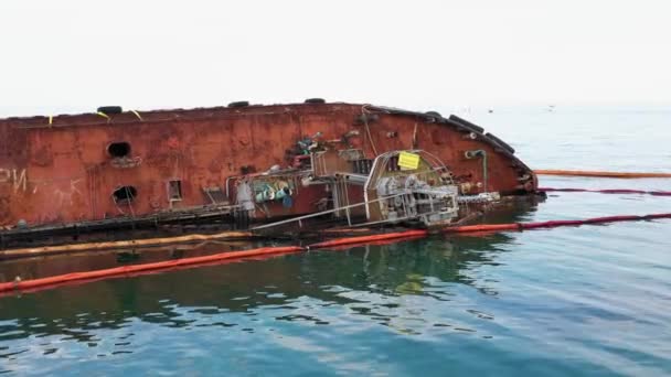 乌克兰奥德萨 2020 沉船事故后淹死的油轮 被推翻的油轮躺在浅水边 — 图库视频影像