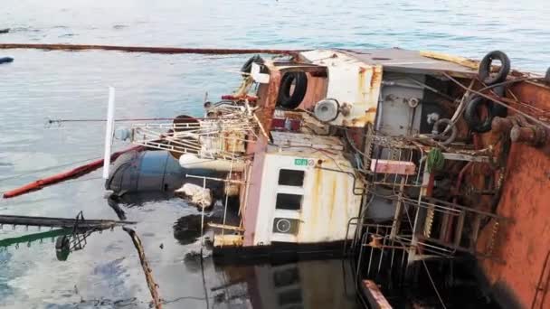 浅い水の中で転覆油タンカー船 難破船の後に沈没した油タンカーを閉じます — ストック動画