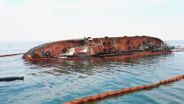 Broken Rusty Oil Tanker Ship Shallow Water Sunken Drowned Ship — Stockvideo