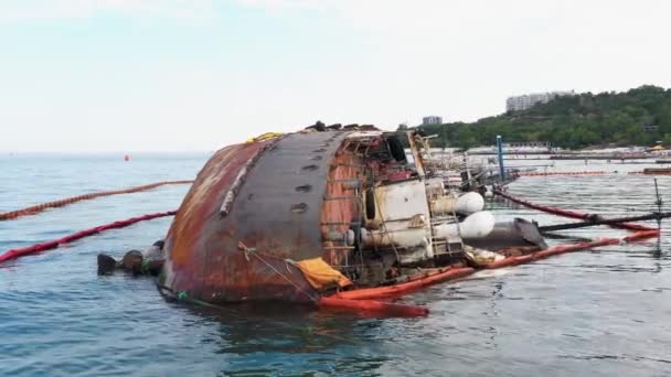 難破船の後に浅い水の中で壊れた錆びた油タンカー船 ドローンからの眺めを閉じます — ストック動画