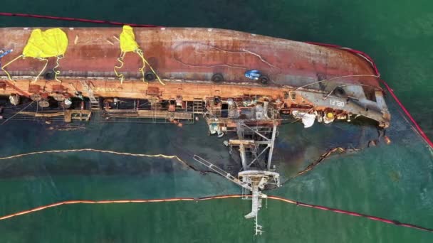 Odesa ウクライナ 2018 2020 浅い水の中で壊れた錆油タンカー船を転覆した無人機からの空中上の眺め 難破船の後に溺死した船 — ストック動画