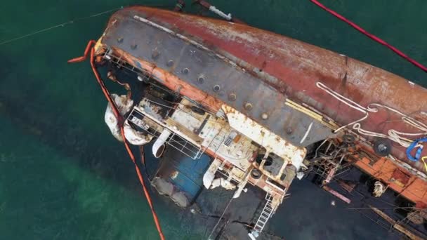 難破船の後に壊れた錆油タンカー船を覆したの空中トップビュー 浅い水の中で溺れた沈没船 — ストック動画