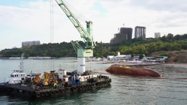オデッサ ウクライナ 2020 オデッサの救助難破船油タンカー船 古い錆びた船はその側面にあります 黒海沿岸 — ストック動画