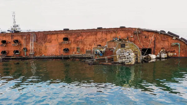 Old Rusty Oil Tanker Its Edge Shallow Water Sunken Drowned — Stock Photo, Image