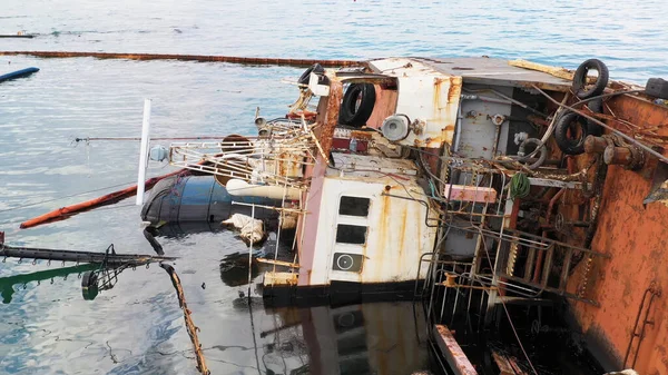Overturned Oil Tanker Ship Shallow Water Close Sunken Drowned Oil — Stock Photo, Image
