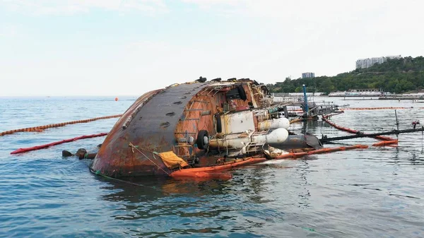 Broken Rusty Oil Tanker Ship Shallow Water Wreck Close View — Fotografia de Stock