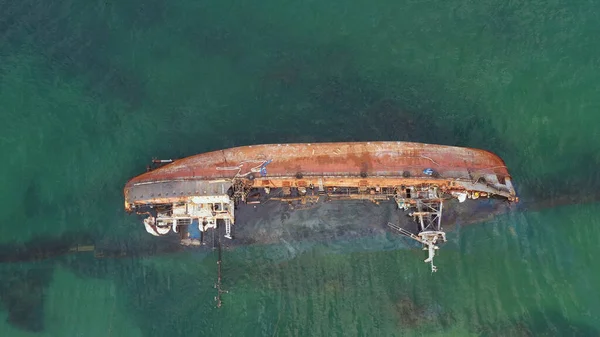 Overturned Broken Rusty Oil Tanker Ship Shallow Water Drowned Ship — Stock Photo, Image