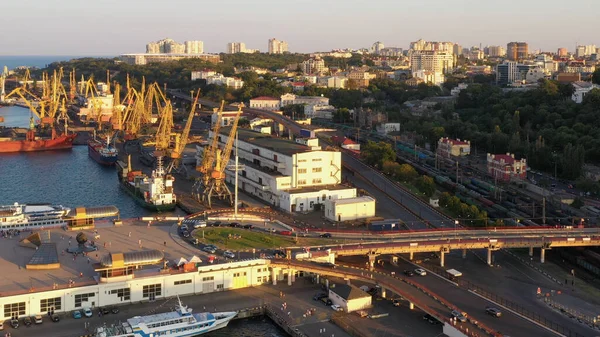 Widok Drona Lecącego Nad Portem Miastem Odesa Wieczorny Miejski Krajobraz — Zdjęcie stockowe