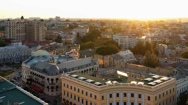 从空中俯瞰阳光普照的城市风景 乌克兰敖德萨的建筑物 — 图库照片